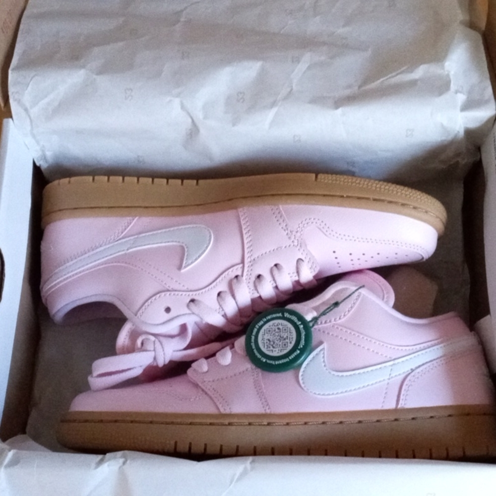 Jordan 1's Low Artic Pink Gum